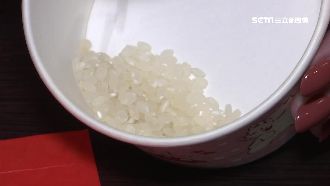 尾牙搶坐財位！命理師「米鹽」招財術
