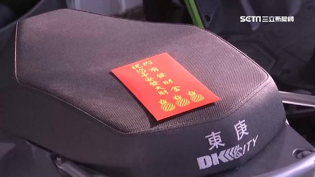 神秘紅包放坐墊！裡頭竟暗藏「玄機」