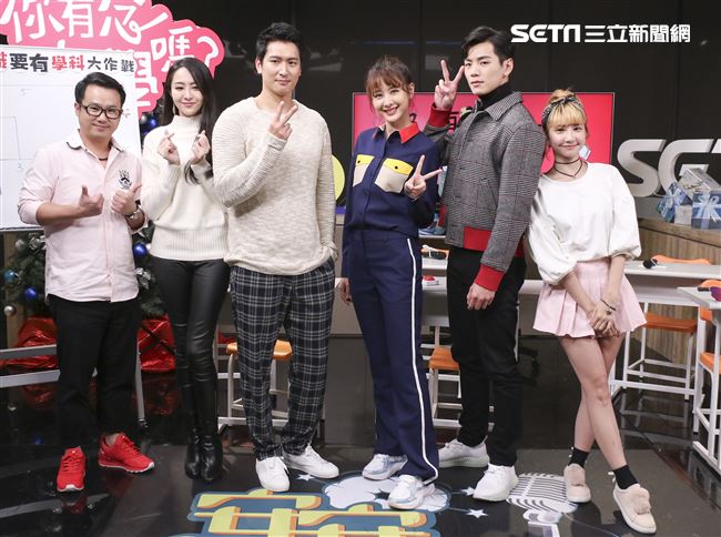 「你有念大學嗎?」安安大明星