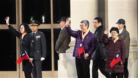 蔡英文總統穿著空軍夾克、陳建仁副總統伉儷出席中華民國108年元旦升旗典禮。（記者邱榮吉/攝影）