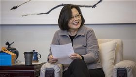 總統宣示改革不退縮  經濟成果要讓人民有感總統蔡英文28日下午與媒體記者茶敘，宣示改革不退縮，包括能源轉型、轉型正義、司法改革三個不退縮；強化國家安全讓民主更堅韌；兩年半經濟成長成果分享全民，讓人民感受得到將是最大挑戰。（總統府提供）中央社記者溫貴香傳真　107年12月28日