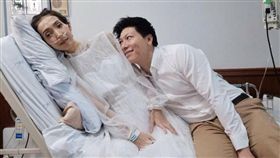 ▲泰男與病重女友在病房完婚。（圖／翻攝自泰國網臉書）