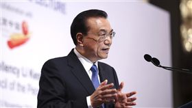 李克強撂英文  籲新加坡多投資中國總理李克強13日在新加坡一場講座引「眾人拾柴火焰高」的諺語，呼籲當地工商界多來中國投資。他還撂英文表示，此時只有一個關切，就是more and more investment（越來越多的投資）。（取自中國政府網）中央社  107年11月14日