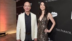 全球首富亞馬遜公司執行長貝佐斯（Jeff Bezos），9日拋出震撼彈，在推特上宣布將與太太麥肯齊‧貝佐斯（MacKenzie Bezos）結束25年婚姻，掀起外界譁然。沒想到日前貝佐斯被爆出與第三者、前福斯電視女主持人桑契斯（Lauren Sanchez）的鹹濕簡訊，「我想聞妳，想把妳吸進去」，內容十分露骨。（圖／翻攝自推特Complex）

