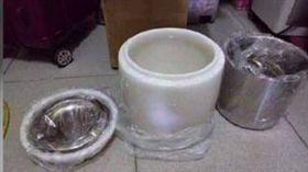 網友發現一個要價3500元的醃漬罐竟然是骨灰罈。（圖／翻攝自爆廢公社）