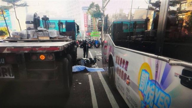 2大車「夾殺」　女騎士慘遭輾斃