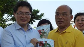 李孟諺贈蘇貞昌成功洋芋片民進黨新北市長參選人蘇貞昌（右）27日與台南市代理市長李孟諺（左）相約二重疏洪道，一起騎腳踏車巡視現況，李孟諺還送上台南市政府「一定要成功」的洋芋片文創商品，兩人相談甚歡。中央社記者王鴻國攝　107年5月27日