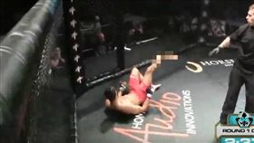 開戰才18秒…格鬥士右腿踢中對手　「反KO自己」腳斷了
圖／翻攝自YOUTUBE
https://www.youtube.com/watch?time_continue=16&v=4Lq6ukgLXbI