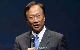 當年郭台銘被賈伯斯找去做iPhone，讓他8個月沒睡好覺。（圖／翻攝自微博）