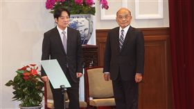 賴清德率內閣總辭  蘇貞昌接掌閣揆行政院長賴清德（左）11日召開臨時院會，進行內閣總辭。總統蔡英文隨後在總統府召開記者會，宣布由前行政院長蘇貞昌（右）接掌閣揆，帶領新團隊。中央社記者謝佳璋攝  108年1月11日