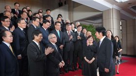 ▲行政院長賴清德與內閣拍「畢業照」。（圖／行政院提供）