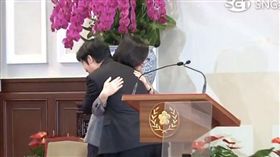 總統蔡英文今（11）日召開記者會宣布，由前行政院長蘇貞昌接任閣揆，賴清德擁抱蔡英文總統。