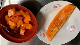 女兒真的是「最強小三」！一名人妻抱怨，她的老公日前切木瓜時，把要給女兒吃的切成一小塊，讓女兒可以一次一口方便吃，而她的則是一整條，得要慢慢啃，讓她相當無奈，只好上網討拍。沒想到網友一句「神回覆」，讓原po一秒認輸。（圖／翻攝自爆怨公社）