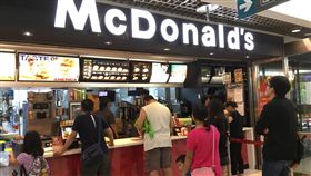 今（1）日賣場內的麥當勞正常營業。（圖／記者凌毓鈞攝）