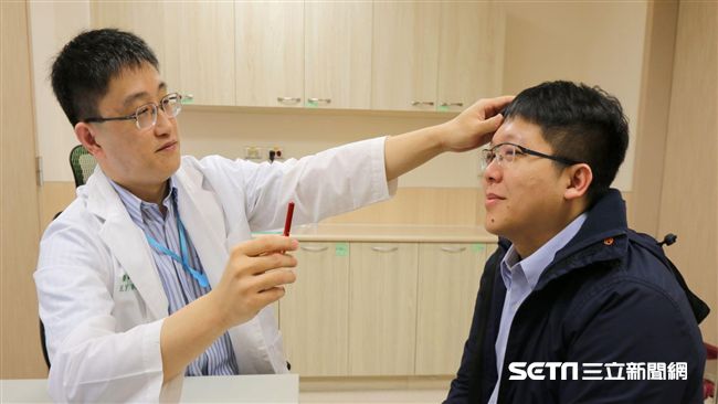 他公事說到一半眼歪嘴斜　竟是中風了