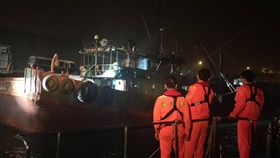 海巡查扣越界大陸漁船　重罰160萬後驅離海洋委員會海巡署艦隊分署第十二海巡隊於107年12月3日在新竹外海25浬處查獲大陸漁船越界非法捕撈，經查扣留置調查後，重罰新台幣160萬元，10日已驅離出境。（海巡署艦隊分署第十二海巡隊提供）中央社記者魯鋼駿傳真　108年1月11日