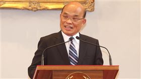 自比邱吉爾　蘇貞昌：帶領團隊捲起袖子接上地氣總統蔡英文11日宣布由前行政院長蘇貞昌（圖）接任閣揆，蘇貞昌致詞時以前英國首相邱吉爾為例，感謝蔡總統給他機會、信任與支持，他表示，將會帶領團隊捲起袖子，回應民意、接上地氣，讓這個團隊對全台灣人民負責任。中央社記者謝佳璋攝　108年1月11日