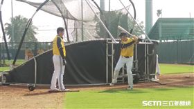 ▲中信兄弟二軍總教練林威助指導杜家明（左）打擊。（圖／記者蕭保祥攝影）