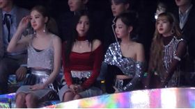 BLACKPINK團員各個因裙子過短如坐針氈。（圖／翻攝自YouTube）