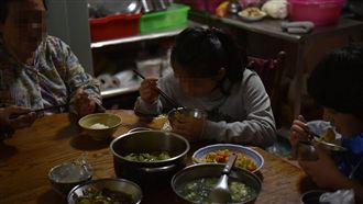 靠7千補助養2孫女…嬤淚崩談心願