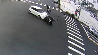 「碰」巨響！疑未減速騎士遭撞飛倒地