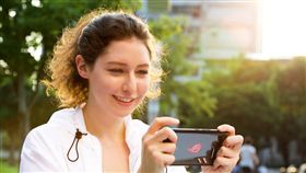 華碩　ASUS ROG Phone　翻攝FB