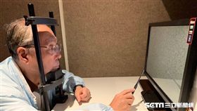 智榮基金會董事長施振榮親赴陽明大學參與遊戲防老測試。（圖／陽明大學提供）