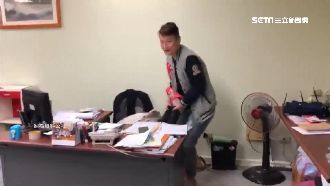 人妻嚇躲桌底　男拉腳踝笑：像你在X