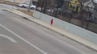 幼童零度街頭尋母！暖心司機停車救援