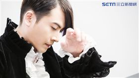 鋼琴家V.K克國中後深受僵直性脊椎炎之苦無法長高。（圖／小巨人音樂國際）