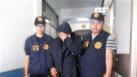 恐嚇蔡碧仲　那姓民眾：不滿社會氛圍抒發情緒一名70歲那姓男子（中）涉嫌以「滅門」恐嚇信恐嚇前花蓮縣代理縣長蔡碧仲，警方11日逮人，那男供稱，是因不滿社會氛圍及生活現況，才寫信抒發情緒。（警方提供）中央社記者盧太城花蓮傳真  108年1月11日