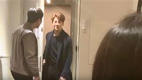 韓網紅「肌肉山山」看王嘉爾MV直呼帥，下一秒他竟出現在門口。（圖／翻攝自Youtube）