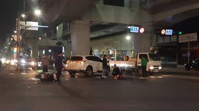 快訊／轎車疑違規逆向　騎士遭撞命危