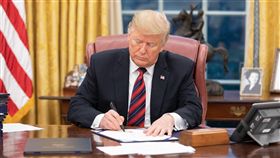 美國總統川普簽署亞洲再保證倡議法美國總統川普趕在2018年最後一天，簽署「亞洲再保證倡議法」（ARIA）。（美國白宮提供）中央社記者鄭崇生傳真  108年1月1日