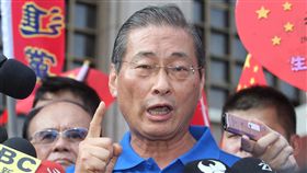 張安樂現身遊行現場受訪中華統一促進黨1日下午在台北火車站周邊舉辦集會遊行活動，總裁張安樂（前）現身遊行活動現場，接受媒體訪問。中央社記者謝佳璋攝　106年10月1日