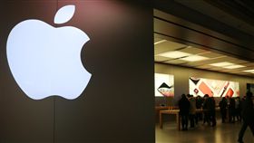 蘋果價格戰　京東蘇寧促銷實體店將跟進蘋果在中國買氣遇挫，業者開始忙著去庫存，中國兩大電商平台京東和蘇寧11日分別下修iPhone售價，價差最多達到人民幣1200元（新台幣5500元），受線上業者降價影響，實體店也將跟進。圖為蘋果位於上海的門市。中央社記者陳家倫上海攝　108年1月11日