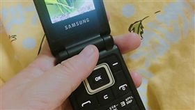 折疊手機／翻攝自臉書爆廢公社二館