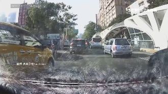 撞到算誰的？計程車連續逼車險釀撞