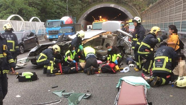 國3轎車自撞護欄車頂掀開釀1死2傷