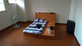 許多人會依照自己喜歡的生活方式、風格布置房間。一名網友指出，他喜歡生活簡簡單單，家裡不喜歡囤垃圾，並po出自己「和尚模式」的房間照片。不少網友看到後，紛紛搞笑直喊「要閉門修行嗎？」（圖／翻攝自爆怨公社）