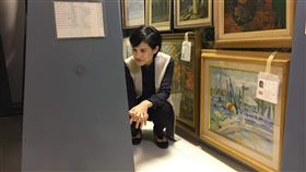 鄭麗君赴美造訪順天美術館（2）文化部長鄭麗君（圖）日前親赴美國爾灣造訪順天美術館，仔細參觀館內展出作品；雙方並於22日簽署捐贈意向書，讓順天堂藥廠創辦人許鴻源生前收藏的台灣藝術家畫作能夠如願回家。（文化部提供）中央社記者汪宜儒傳真　107年9月30日