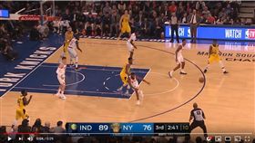 ▲溜馬歐拉迪波（Victor Oladipo）傳球給裁判發生超糗失誤。（圖／翻攝自House of Highlights）