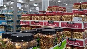 好市多「無調味堅果」限時特價，引發網友瘋搶。（圖／翻攝自臉書）