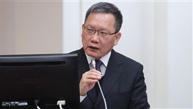 財政部長蘇建榮立院備詢財政部長蘇建榮（圖）19日在立法院表示，是否取消進口貨物小額免稅門檻，目前已委外研究評估，尚無具體實施期程。但中長期來看，希望可與國外趨勢一致，以維持境外、境內電商公平競爭。中央社記者張皓安攝  107年12月19日