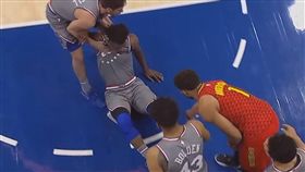 Jimmy Butler被隊友「拖走」，形成有趣畫面（圖／翻攝YouTube）