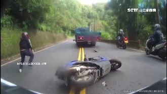 跑山緊貼小貨車　2騎士「前摔後跌」
