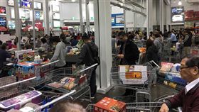 好市多推黑色星期五促銷  吸引民眾搶購好市多2度舉辦黑色星期五購物促銷，23日雖然天氣陰雨綿綿，還是吸引不少民眾一早到賣場搶購。中央社記者蔡芃敏攝  107年11月23日