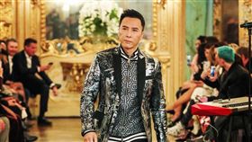 甄子丹昨晚於米蘭時裝周，出席疑似曾涉辱華的德國品牌活動。（圖／翻攝自PHILIPP PLEIN IG）