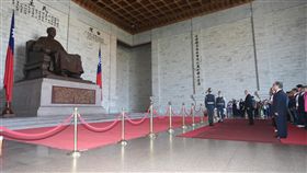 台灣光復73週年  吳敦義向蔣公獻花（2）國民黨主席吳敦義（中）25日在台北中正紀念堂慶祝抗戰勝利暨台灣光復73週年，率國民黨人士向蔣公銅像致意。中央社記者徐肇昌攝  107年10月25日