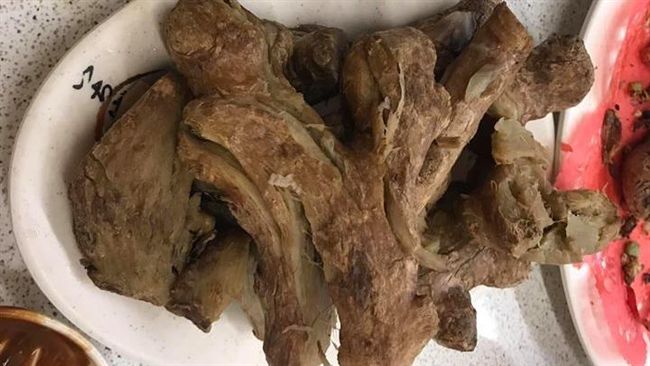 火鍋內找到一大塊肉　他咬下去臉綠了